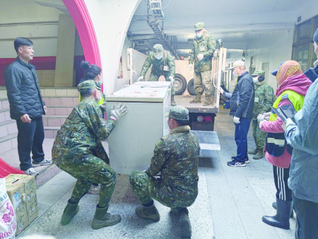 東莒年終大掃除正式啟動,除了定點的垃圾清運外,公所與軍方到府協助搬運大型家具服務,相當窩心。(圖/文:蔡夢玲)