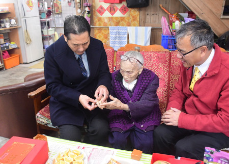 　復興村劉菊金女士96歲生日，縣長王忠銘偕同鄉長林志東、民社處長曾玉花及相關同仁，專程登門祝壽。（圖／文：曹重偉）