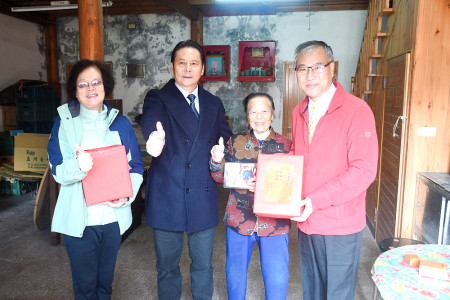 　南竿介壽村曹嬌燕女士93歲生日，縣長王忠銘等一行登門祝壽。（圖／文：曹重偉）