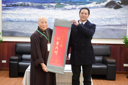 　靈鷲山慈善基金會常樂法師一行7日來馬，與縣長王忠銘、副縣長陳冠人等相見歡，並致贈師父蛇年墨寶「脫殼自在、諸事共好」。（圖／文：曹重偉）