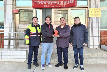 　連江縣警察之友會理事長張永江、連江縣警察局長蕭欽杰慰勉東引警察所同仁，並致贈春節加菜金。（圖：連江縣議會）