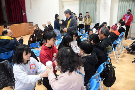 　靈鷲山連江區普仁獎頒獎典禮1月8日在南竿仁愛國小3樓禮堂舉行，得獎學子奉茶給家長，表達感恩。（圖／文：曹重偉）