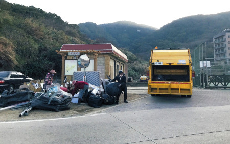 114年度年終大掃除南竿鄉第一階段順利結束,環資局長陳忠義、副局長林宜華連袂了解清理進度,致贈暖心飲品給軍中弟兄打氣。(圖/文:曹重偉)