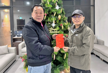 　114年農曆春節將至，連江縣議會議長張永江致贈加菜金給東引指揮部，提前向官兵們祝賀佳節愉快。（圖：連江縣議會）