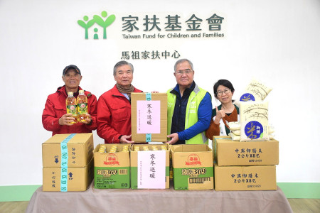 　新年腳步近，馬祖境天后宮9日舉行歲末關懷，主委曾林官、副主委董金貴先後前往大同之家與馬祖家扶中心致贈慰問金與民生物資。（圖／文：曹重偉）