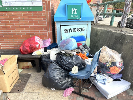 正值冬裝換季,南竿鄉舊衣回收箱最近頻傳「爆箱」,環資局提醒大宗舊衣可直接與該局聯繫。(圖/文:曹重偉)