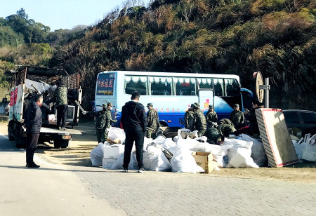 連江縣年終大掃除 軍民打造潔淨家園。(圖與文:本報採訪部)