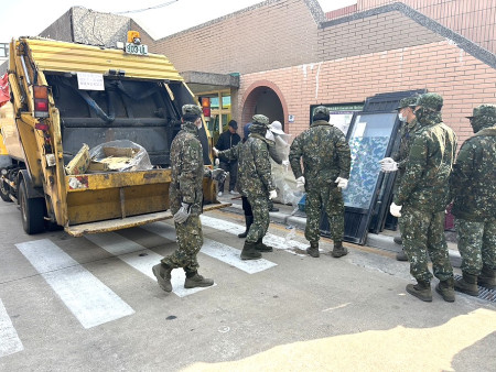 連江縣年終大掃除　軍民打造潔淨家園。（圖與文：本報採訪部）