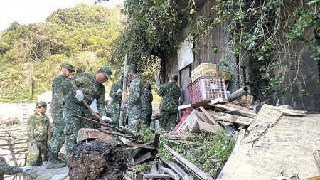 連江縣年終大掃除　軍民打造潔淨家園。（圖與文：本報採訪部）