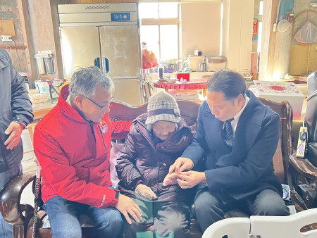 南竿復興村曹冬金女士101歲生日,縣長、鄉長拜訪祝壽。(圖/文:馮紹夫)