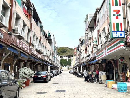 南竿鄉公所有意針對馬港商圈進行牆面美化工程,10日晚間邀集住戶商家舉行說明會。(圖:鄉公所)