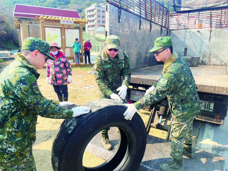 南竿地區官兵協助民眾環境整理。