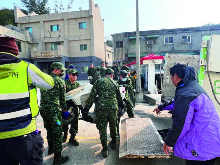莒光地區官兵協助鄉親分類、清理垃圾。