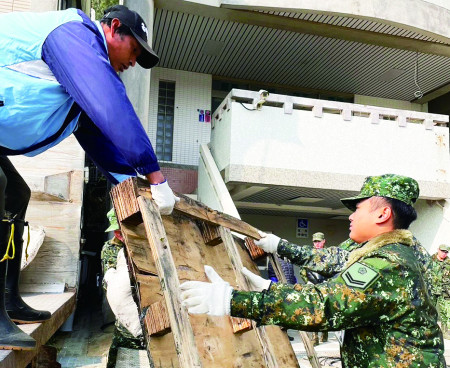 北竿地區官兵協助清運大型垃圾。