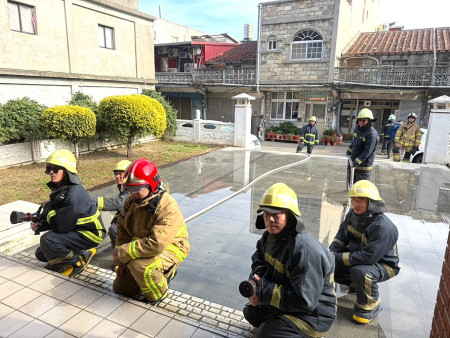 北竿消防分隊及義消大隊舉辦年終表揚餐會及年前防火宣導活動。(圖:北竿消防分隊)