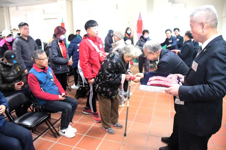 　慈濟慈善事業基金會馬祖社區歲末祝福南竿場12日溫馨舉行，志工楊綏生分享了參與慈濟行善過程中的心得體會，傳遞善念與祝福。（圖／文：曹重偉）