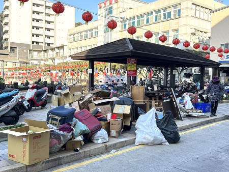 南竿鄉年終大掃除第二階段在介壽、清水等5村展開,駐軍協助入村搬運垃圾與雜物,村民主動將各式廢棄物搬運到最近的堆置點等待清運。(圖/文:曹重偉)