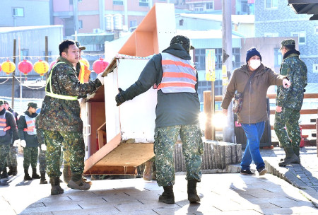　東引鄉114年年終大掃除15日展開，軍民共同除舊佈新，營造清潔舒適的環境迎接春節到來。（圖／文：陳其敏）