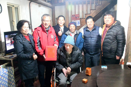 　南竿鄉仁愛村朱金官過102歲生日，縣長王忠銘會同鄉長林志東、民社處長曾玉花、村長黃寶清登門祝壽，為他戴上壽星金戒指。（圖／文：曹重偉）