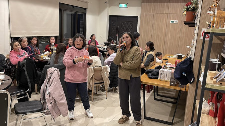婦女會西莒分會歲末尾牙,姊妹齊聚一堂,場面熱鬧溫馨。(圖/文:宋幸儒)