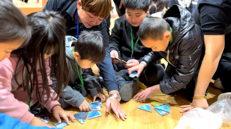 感動生命、愛在中正，領袖行動342期學員暖心陪伴南竿學童，與小學員們合力完成台灣地標拚拚樂活動。（圖：中正國中小）