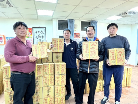 連江縣府春節贈酒13日起跑,南竿馬港、仁愛、珠螺、四維等村首先發送,各鄉是船班安排陸續發送。(圖/文:馮紹夫)