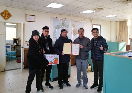 金蛇迎春送感恩,中正國中小校長林元忠率學生會代表李承叡、吳柏叡,感謝公車處、南竿警察所守護學童通學安全。(圖:中正國中小)