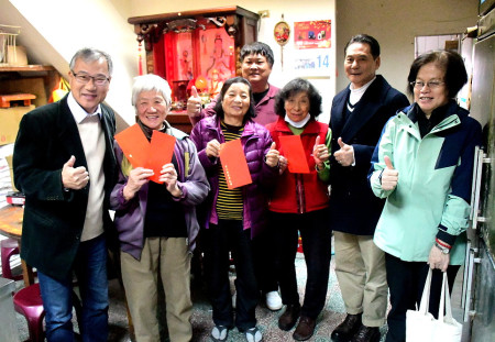 　春節近，縣府展開65歲以上長者禮金發放，縣長王忠銘、鄉長林志東等前往仁愛村拜訪長者家戶及致贈禮金，受到熱烈歡迎。（圖／文：曹重偉）
