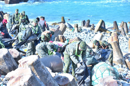 　東引鄉年終大掃除，第二天繼續展開北澳、獅子村等村落的環境清潔及清理東堤海岸垃圾。（圖／文：陳其敏）