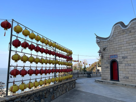 張燈結綵迎新年。（圖與文：陳鵬雄）