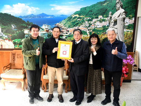 　連江地檢署檢察長謝謂誠調職台中，臨行前拜會縣府，縣長王忠銘頒贈榮譽縣民證，肯定其任內對馬祖司法事務的貢獻。（圖／文：曹重偉）