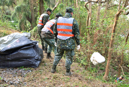 　東引鄉年終大掃除，15日繼續介壽堂附近林地山坡的保麗龍廢棄物清除及中正路排水溝打掃。（圖／文：陳其敏）