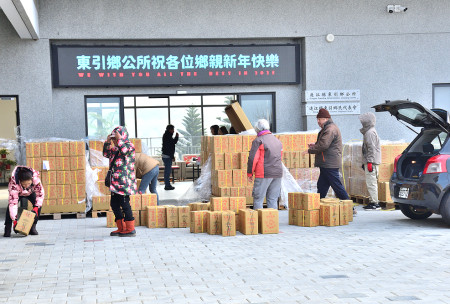 　連江縣114年春節家戶贈酒作業，東引鄉15日在聯合辦公大樓進行發放，民眾領取踴躍。（圖／文：陳其敏）