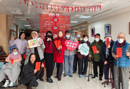 　　歲末年終，福州膳芳食品公司長期致力於關懷在地弱勢族群，15日由股東林淑珠、李金梅等代表前往家扶、大同之家慰問並捐贈加菜金。（圖：曹重偉、大同之家）