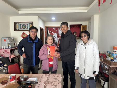 鄉長陳樂禮代表縣長王忠銘提前向莒光鄉親拜年,並致贈65歲以上年長鄉親、身心障礙者、中低收入戶老人及低收入戶春節慰問金。(圖/文:宋幸儒)