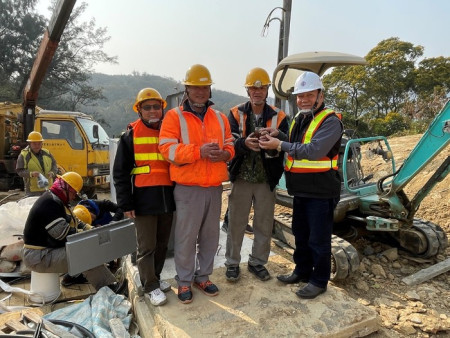 春節將屆,台電維護線路不停歇。台電馬祖區營業處長顏武停15日前往現場關心同仁,並提醒家戶注意用電安全。(圖:台電馬祖區營業處)