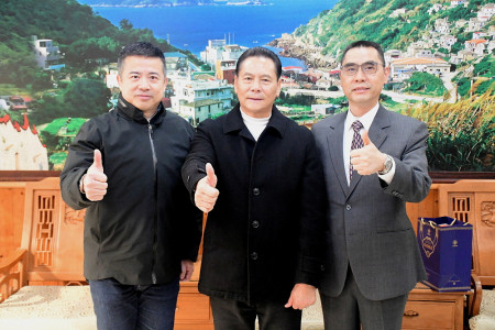 　卸新任警察局長蕭欽杰、陳保安15日共同拜會縣長，王忠銘對蕭局長過去一年對地方治安的付出與努力表示高度肯定。（圖／文：曹重偉）