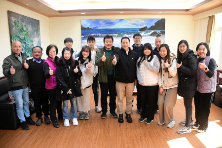 　縣府迎新血！縣長王忠銘勉勵大家發揮專長，面對即將展開的新挑戰，更指出馬祖生育補助優渥，鼓勵大家「增產報國」。（圖／文：曹重偉）