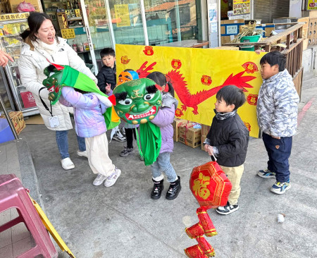 　東莒國小附幼兒園愛心班組成的「賣萌舞龍舞獅團」走上街拜早年。（圖／文：蔡夢玲）