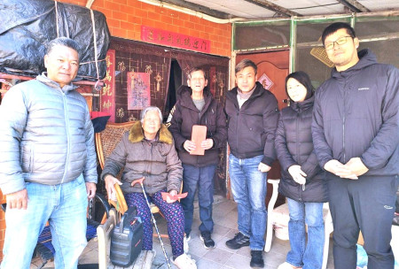 　農曆春節將至，東引鄉長林德建偕同鄉代等人代表縣長王忠銘發放春節老人、中低收入戶春節慰問金，提前向鄉親拜年，祝福大家平安健康迎新年。（圖：東引鄉公所）