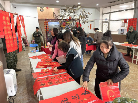 莒光鄉114年新春揮毫贈春聯活動,邀請書法專家陳紫開、龔宇豐現場揮毫,免費贈送春聯。(圖/文:宋幸儒)