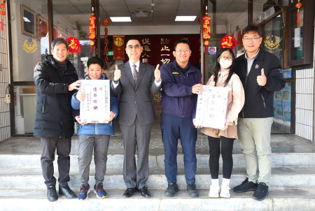 　感謝縣警局及南竿警察所對校園安全與交通秩序的維護，介壽校長吳健忠、家長會長曹爾章及兩位學生代表拜訪縣警局並致贈水果。（圖／文：曹重偉）
