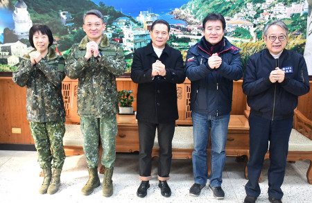 　馬防部指揮官劉慎謨一行專程前往縣府拜早年，與縣長王忠銘、副縣長陳冠人、秘書長張龍德等人一起透過鏡頭拱手向鄉親拜年。（圖／文：曹重偉）