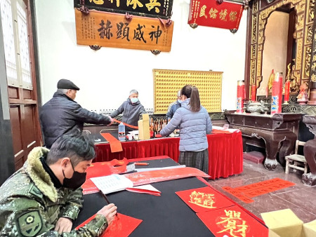 山隴境北極玄天宮舉辦揮毫送春聯活動,民眾踴躍索取迎接新年。(圖/文:馮紹夫)
