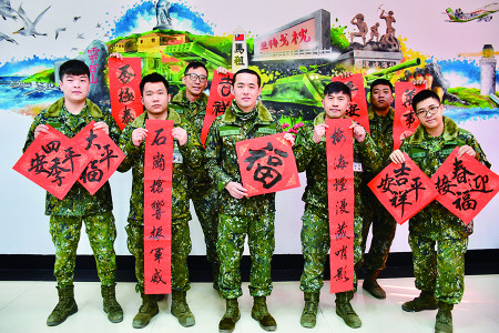 揮毫活動增添過年氣氛。