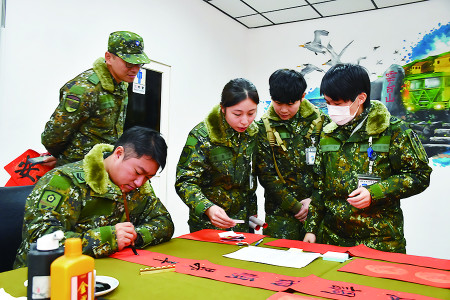 龔下士於活動場地書寫春聯。