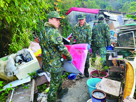 官兵協助鄉親整理家園。