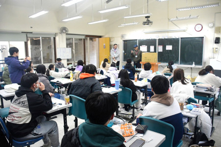 　114學年度學科能力測驗（學測）19日進行第2天考試，教育處長王禮民會同馬中校長謝崇耀問候考生們，轉達縣長王忠銘的關心。（圖／文：曹重偉）