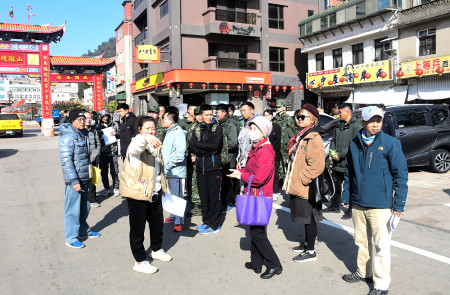 縣府1月29日初一當天上午10時在介壽廣場舉辦春節團拜及遊藝表演，昨天首次彩排，就流程旁白、人員進場等細節進行確認。（圖／文：曹重偉）