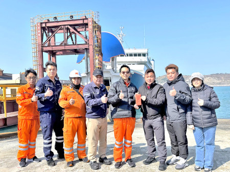 　春節將至，東引鄉長林德建、鄉代會副主席劉家宏致贈新臺馬輪春節加菜金，感謝全體船員的辛勞付出。（圖／文：陳其敏）